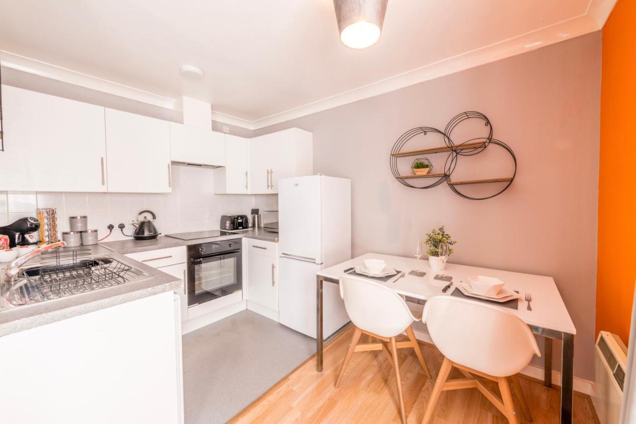 Prime Location - Modern City Apartment! Bristol Exterior photo